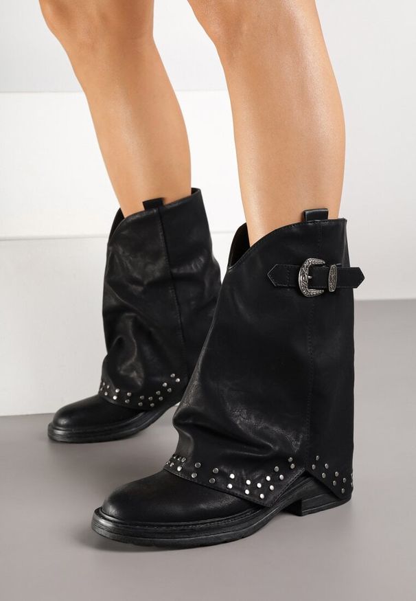 Born2be - Czarne Botki z Wywiniętą Cholewką Zdobione Nitami i Klamerką Rilenaria. Okazja: na co dzień. Kolor: czarny. Materiał: jeans. Szerokość cholewki: normalna. Wzór: aplikacja. Styl: elegancki, casual
