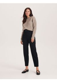 Reserved - Spodnie z paskiem - czarny. Kolor: czarny. Materiał: tkanina, wiskoza. Wzór: gładki #1