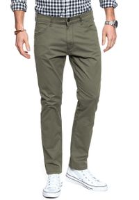 Wrangler - WRANGLER SPODNIE MĘSKIE LARSTON DUSTY OLIVE W18SXC275 112127672. Materiał: materiał