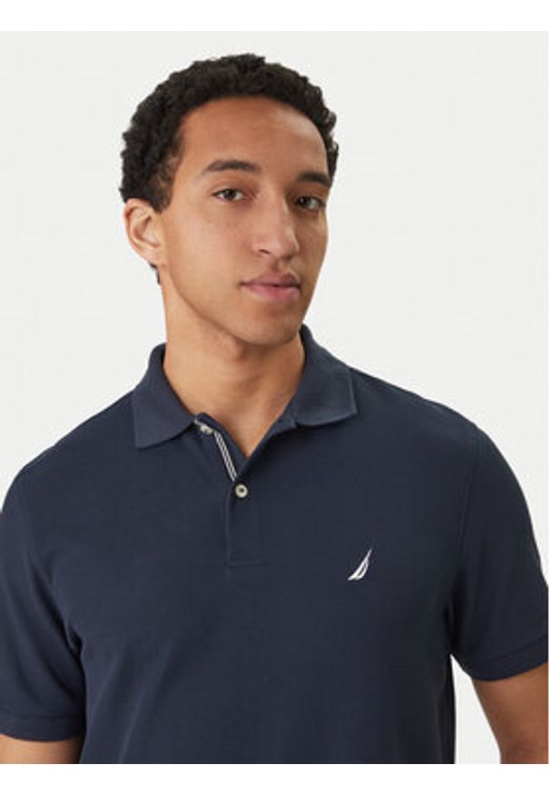 Nautica Polo Cabin NCCR0110 Granatowy Classic Fit. Typ kołnierza: polo. Kolor: niebieski. Materiał: syntetyk, bawełna