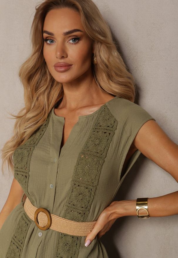 Renee - Ciemnozielona Koszula z Bawełny bez Rękawów Ozdobiona Haftem i Paskiem Zapinana na Guziki Manesi. Okazja: do pracy, na spotkanie biznesowe. Kolor: zielony. Materiał: bawełna. Długość rękawa: bez rękawów. Wzór: aplikacja, haft. Styl: biznesowy, elegancki