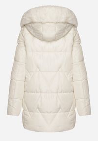 Born2be - Biała Pikowana Kurtka o Pudełkowym Kroju z Kapturem z Futerkiem Rearria. Okazja: na co dzień. Typ kołnierza: kaptur. Kolor: biały. Materiał: futro. Sezon: zima. Styl: casual, klasyczny #5