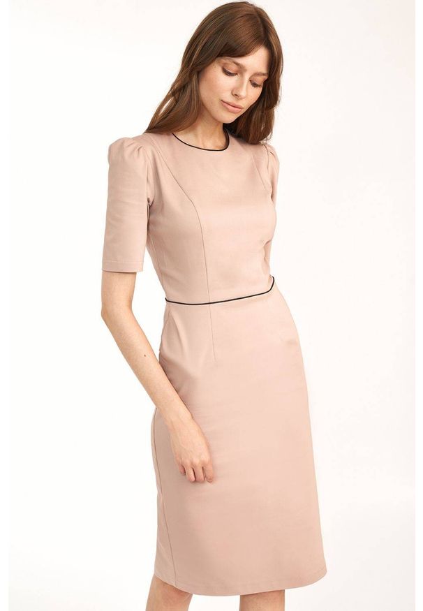 Nife - Elegancka sukienka ołówkowa z bufiastymi rękawami dopasowana beżowa. Okazja: na komunię, do pracy. Kolor: beżowy. Typ sukienki: ołówkowe. Styl: elegancki