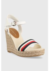 TOMMY HILFIGER - Tommy Hilfiger sandały CORPORATE WEDGE damskie kolor beżowy na koturnie FW0FW07086. Zapięcie: klamry. Kolor: beżowy. Materiał: materiał. Obcas: na koturnie #4
