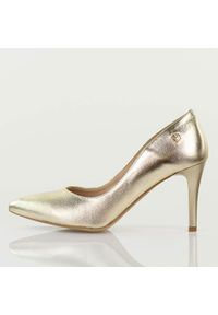 Złote Polskie szpilki damskie Prestige 2106b Skóra Lico. Okazja: na wesele, na ślub cywilny, na spotkanie biznesowe, na imprezę. Kolor: złoty. Materiał: skóra. Szerokość cholewki: normalna. Obcas: na szpilce. Styl: glamour, biznesowy, elegancki, wizytowy, klasyczny #1