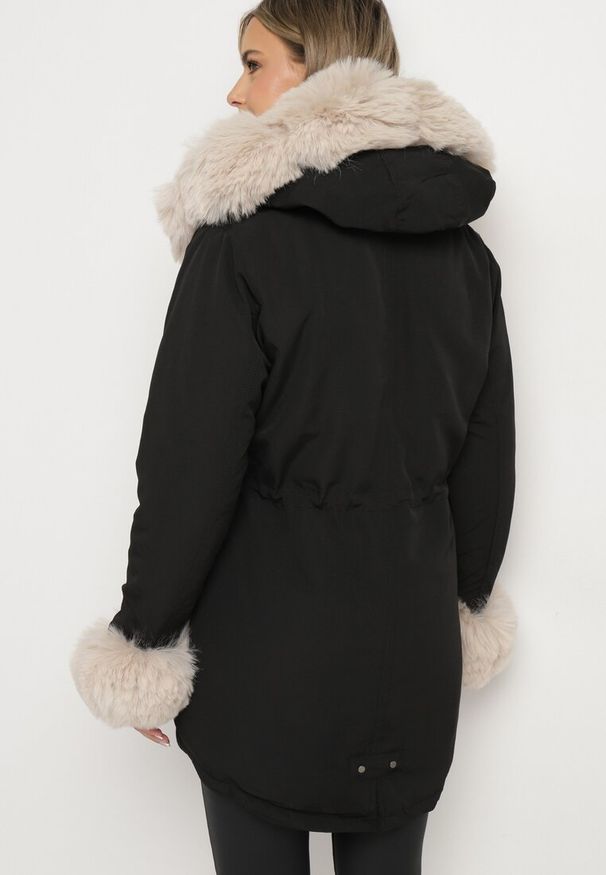 Born2be - Czarno-Beżowa Kurtka Parka z Kapturem i Wstawkami z Futerka Caranze. Okazja: na co dzień. Typ kołnierza: kaptur. Kolor: czarny. Materiał: futro. Sezon: zima, jesień. Styl: casual