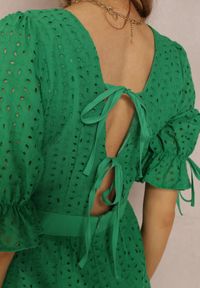 Renee - Zielona Sukienka Evonia. Kolor: zielony. Wzór: aplikacja, haft. Typ sukienki: rozkloszowane. Styl: boho. Długość: midi #4
