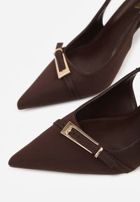 Renee - Brązowe Sandały Slingback na Klepsydrowym Obcasie Zdobione Klamerką Skodrifa. Kolor: brązowy. Wzór: aplikacja. Obcas: na obcasie. Styl: elegancki. Wysokość obcasa: średni #5