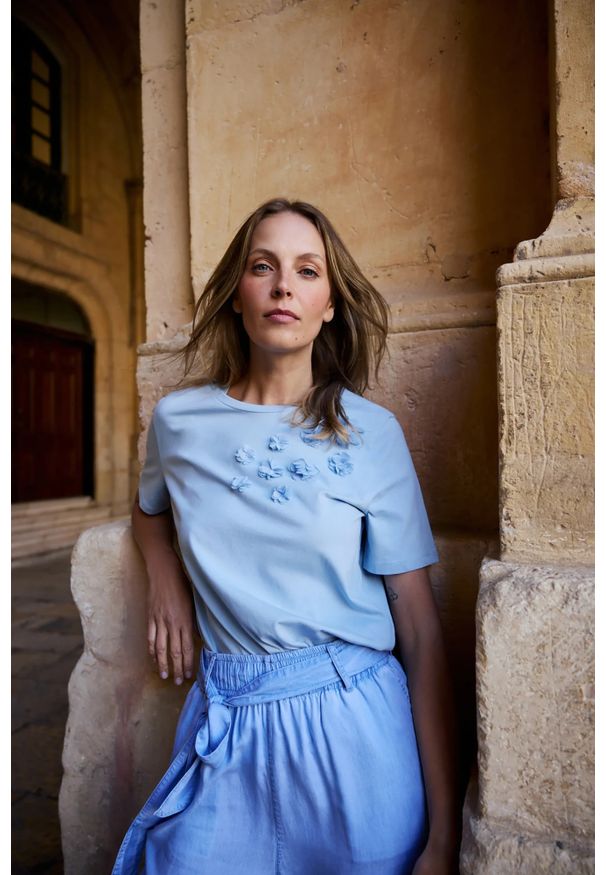 MOODO - Bawełniana bluzka z aplikacją błękitna. Kolor: niebieski. Materiał: bawełna. Wzór: aplikacja