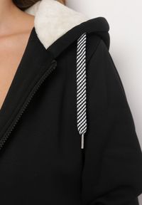 Born2be - Czarna Bluza Ocieplana Sztucznym Futerkiem z Kapturem i Kieszeniami Violanda. Typ kołnierza: kaptur. Kolor: czarny. Materiał: futro #5