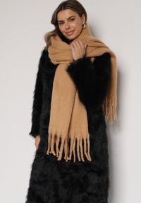 Born2be - Jasnobrązowy Szalik z Frędzlami Owedarria. Okazja: na co dzień. Kolor: brązowy. Materiał: dresówka, jeans. Styl: casual, elegancki #1