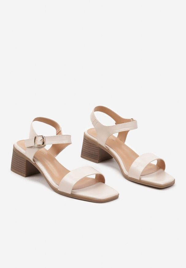 Renee - Beżowe Sandały na Słupku Ozdobione Kwadratowym Noskiem Erenira. Okazja: na co dzień. Zapięcie: pasek. Kolor: beżowy. Wzór: aplikacja. Sezon: lato. Obcas: na słupku. Styl: casual, elegancki