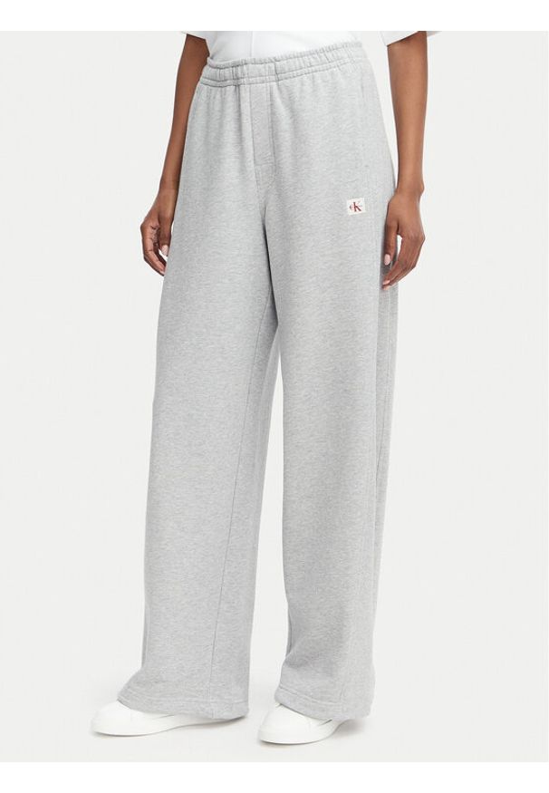Calvin Klein Jeans Spodnie dresowe LV047C249G Szary jasny Regular Fit. Kolor: szary. Materiał: bawełna