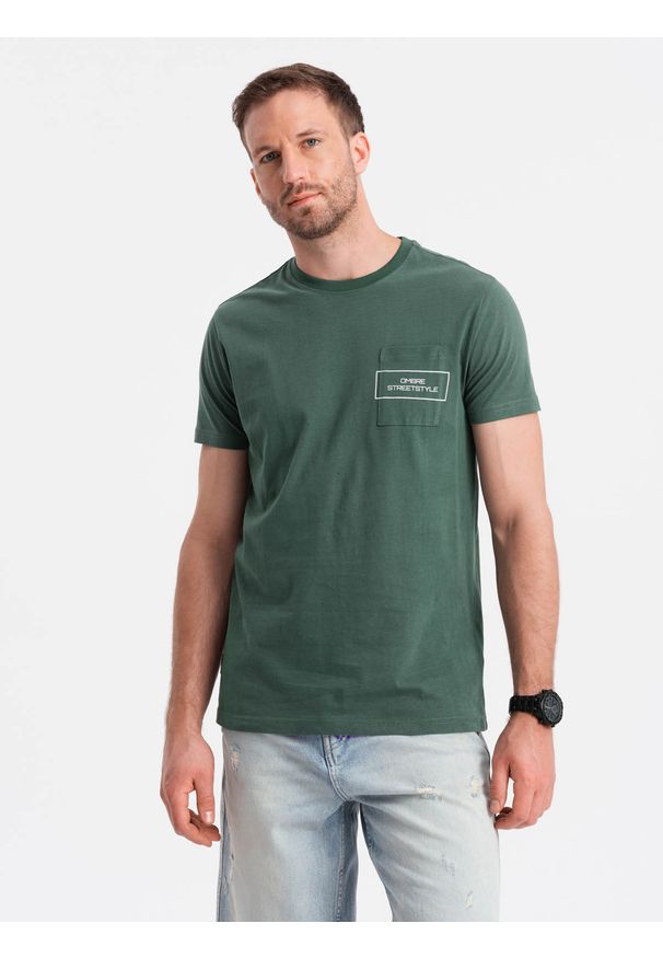 Ombre Clothing - Bawełniany t-shirt męski z nadrukiem na kieszonce Ombre Streetstyle – ciemnozielony V4 - Rozmiar: L. Okazja: na co dzień. Kolor: zielony. Materiał: bawełna. Wzór: nadruk. Styl: klasyczny, casual, elegancki