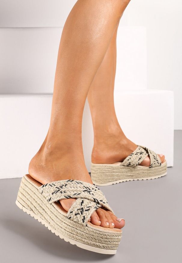 Renee - Beżowo-Czarne Wsuwane Klapki na Platformie i Koturnie z Plecionki Lalles. Kolor: beżowy. Sezon: lato. Obcas: na koturnie