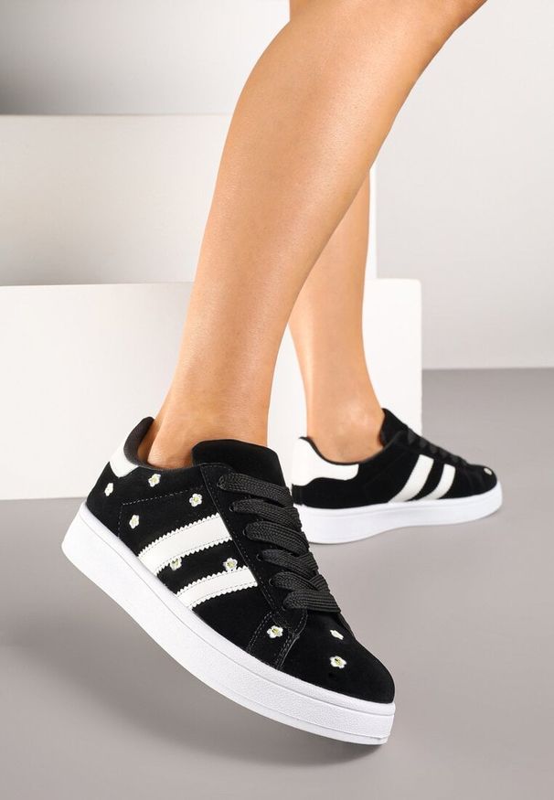 Born2be - Czarne Sneakersy z Ozdobnymi Paskami i Haftowanymi Kwiatami Malunea. Okazja: na co dzień. Zapięcie: pasek. Kolor: czarny. Materiał: jeans. Wzór: kwiaty, haft. Obcas: na obcasie. Wysokość obcasa: niski
