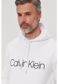 Calvin Klein Bluza bawełniana męska kolor biały z kapturem z nadrukiem. Okazja: na co dzień. Typ kołnierza: kaptur. Kolor: biały. Materiał: bawełna. Wzór: nadruk. Styl: casual #2