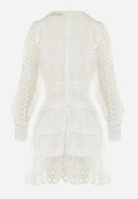 Born2be - Biała Sukienka Mini o Luźnym Kroju z Trójkątnym Dekoltem i Ażurowym Zdobieniem Malachia. Kolor: biały. Materiał: materiał. Długość rękawa: długi rękaw. Wzór: ażurowy, aplikacja. Długość: mini #5