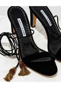 MANOLO BLAHNIK - Czarne sandały na obcasie z wiązaniem nad kostką. Zapięcie: pasek. Kolor: czarny. Materiał: zamsz. Obcas: na obcasie. Styl: elegancki. Wysokość obcasa: średni #7
