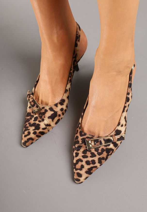 Renee - Panterkowe Sandały na Szpilce Typu Slingback Ozdobione Paskiem z Klamrą Karilen. Okazja: na co dzień. Nosek buta: szpiczasty. Zapięcie: klamry. Materiał: jeans. Wzór: aplikacja. Obcas: na szpilce. Styl: klasyczny, elegancki, casual