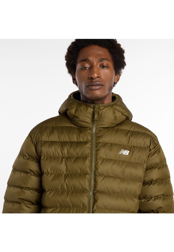 Kurtka zimowa męska New Balance MO53500WDL – zielona. Typ kołnierza: kaptur. Kolor: zielony. Materiał: poliester, puch. Wzór: aplikacja. Sezon: zima