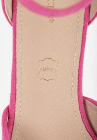 Renee - Fuksjowe Czółenka Vices na Słupku z Wkładką ze Skóry Naturalnej i Metaliczną Ozdobą Velori. Okazja: do pracy, na spotkanie biznesowe. Zapięcie: sprzączka. Kolor: różowy. Materiał: skóra. Wzór: aplikacja. Obcas: na słupku. Styl: wizytowy, biznesowy. Wysokość obcasa: średni #4