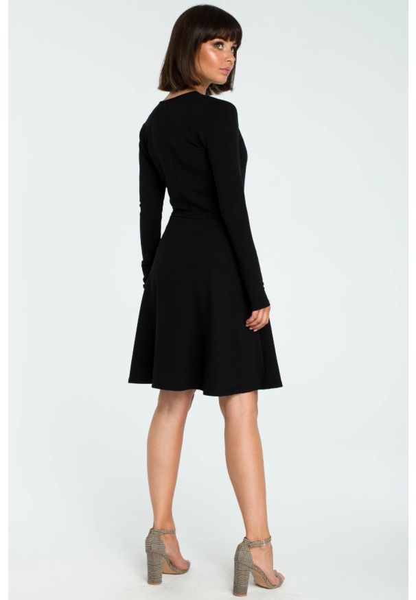 BeWear - Rozkloszowana kopertowa wiązana sukienka czarna. Okazja: na co dzień, do pracy. Kolor: czarny. Typ sukienki: kopertowe. Styl: casual. Długość: midi