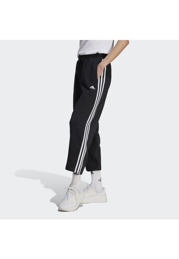 Adidas - Spodnie dresowe damskie adidas Essentials 3-Stripes Open Hem Fleece. Kolor: biały, wielokolorowy, czarny. Materiał: dresówka