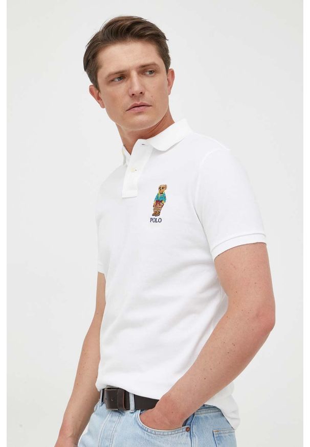 Polo Ralph Lauren polo bawełniane kolor biały z aplikacją. Typ kołnierza: polo. Kolor: biały. Materiał: bawełna. Długość: krótkie. Wzór: aplikacja