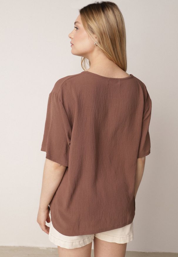 Born2be - Brązowy Minimalistyczny T-shirt z Teksturowanej Tkaniny z Bawełną Shinost. Okazja: do pracy, na co dzień. Kolekcja: plus size. Kolor: brązowy. Materiał: bawełna, tkanina. Styl: casual