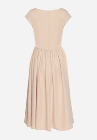 Born2be - Beżowa Rozkloszowana Sukienka Vices z Dekoltem Typu Łódka Milasena. Okazja: na co dzień. Kolor: beżowy. Materiał: jeans. Wzór: aplikacja. Typ sukienki: rozkloszowane. Styl: casual #4