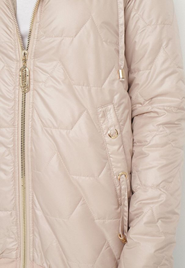 Born2be - Beżowa Kurtka Pikowana o Pudełkowym Kroju z Kapturem Teladira. Okazja: na co dzień. Typ kołnierza: kaptur. Kolor: beżowy. Styl: elegancki, casual, klasyczny