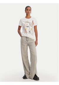 Desigual T-Shirt 26SWTK51 Biały Regular Fit. Kolor: biały. Materiał: bawełna #4