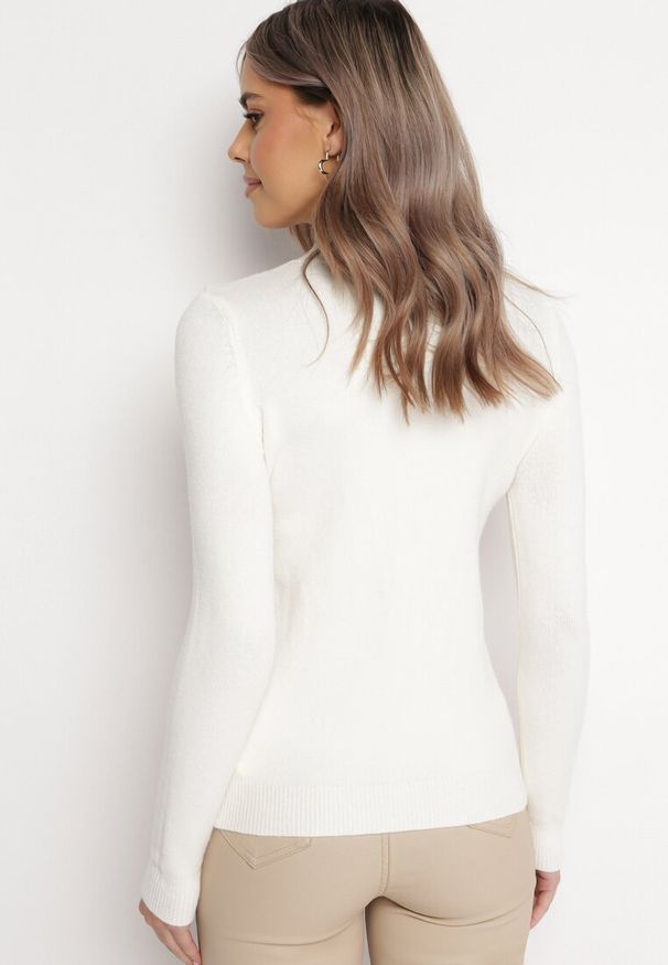 Born2be - Biały Golf z Miękkiej Dzianiny Agotona. Typ kołnierza: golf. Kolor: biały. Materiał: dzianina. Długość rękawa: długi rękaw. Długość: długie. Sezon: zima, jesień. Styl: klasyczny