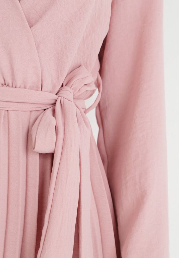 Born2be - Ciemnoróżowa Sukienka Plisowana z Kopertowym Dekoltem i Paskiem Minesia. Kolor: różowy. Materiał: materiał. Typ sukienki: kopertowe. Styl: elegancki