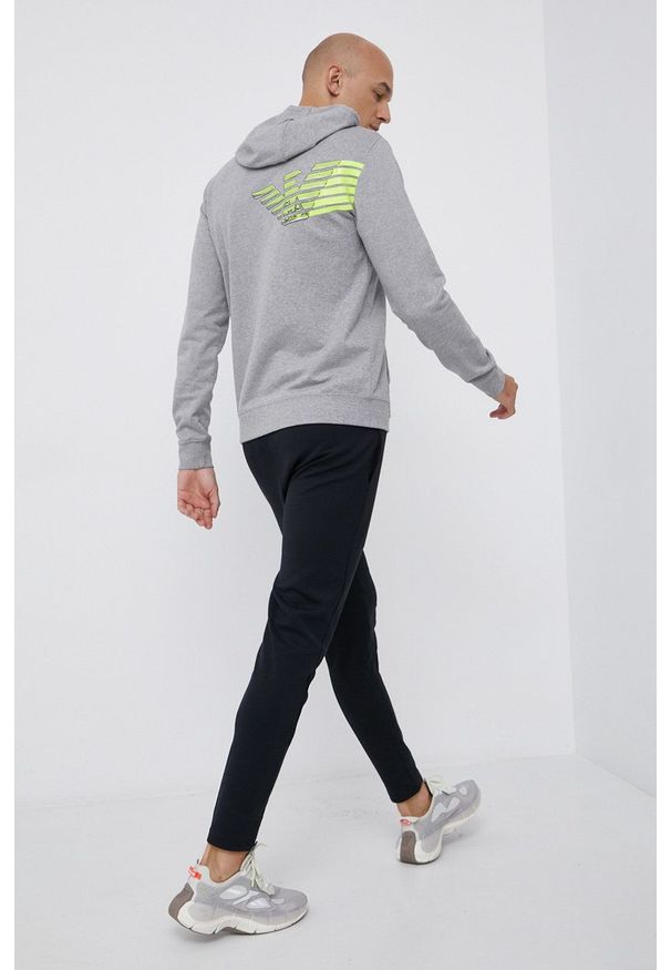EA7 Emporio Armani Bluza bawełniana męska kolor szary z kapturem z nadrukiem. Okazja: na co dzień. Typ kołnierza: kaptur. Kolor: szary. Materiał: bawełna. Wzór: nadruk. Styl: casual