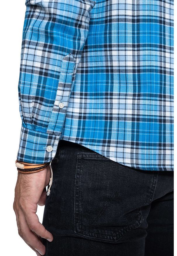 Wrangler - KOSZULA MĘSKA WRANGLER LS 1PKT BUTTON DOWN PARISIAN BLUE W5A3BMX96 112130022. Typ kołnierza: button down