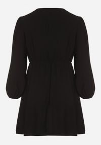 Born2be - Czarna Kopertowa Sukienka z Wiskozą z Wiązaniem w Pasie Vidila. Kolekcja: plus size. Kolor: czarny. Materiał: wiskoza. Sezon: wiosna, jesień. Typ sukienki: kopertowe #4