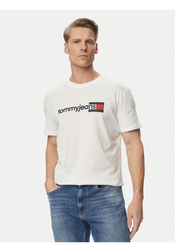 Tommy Jeans T-Shirt Entry Dna DM0DM23406 Biały Regular Fit. Kolor: biały. Materiał: bawełna