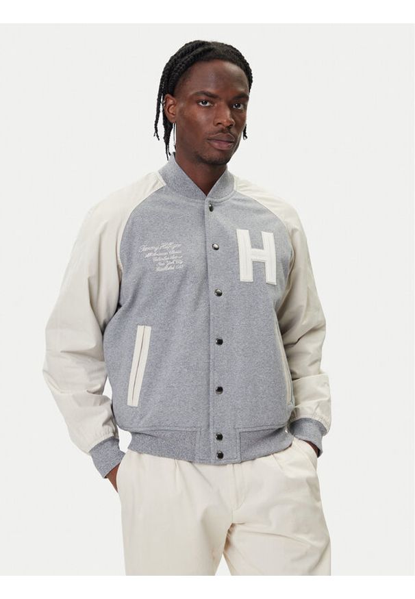 TOMMY HILFIGER - Tommy Hilfiger Kurtka bomber Mix Media Varsity MW0MW39684 Szary Regular Fit. Kolor: szary. Materiał: bawełna