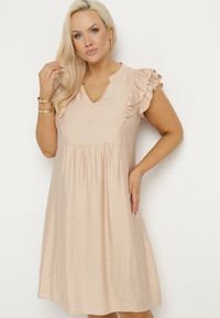 Born2be - Beżowa Sukienka Pudełkowa z Bawełną i Trójkątnym Dekoltem Ozdobiona Falbankami Vikirva. Okazja: na randkę, na co dzień. Typ kołnierza: kołnierz z falbankami. Kolekcja: plus size. Kolor: beżowy. Wzór: aplikacja. Typ sukienki: proste, dla puszystych. Materiał: bawełna. Długość rękawa: długi rękaw. Styl: klasyczny, casual, elegancki #1