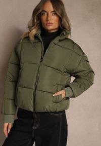 Renee - Ciemnozielona Kurtka Puffer z Pikowanymi Przeszyciami i Ściągaczami przy Rękawach Cenilea. Okazja: na co dzień. Typ kołnierza: kaptur. Kolor: zielony. Materiał: poliester, jeans. Styl: casual, elegancki #3