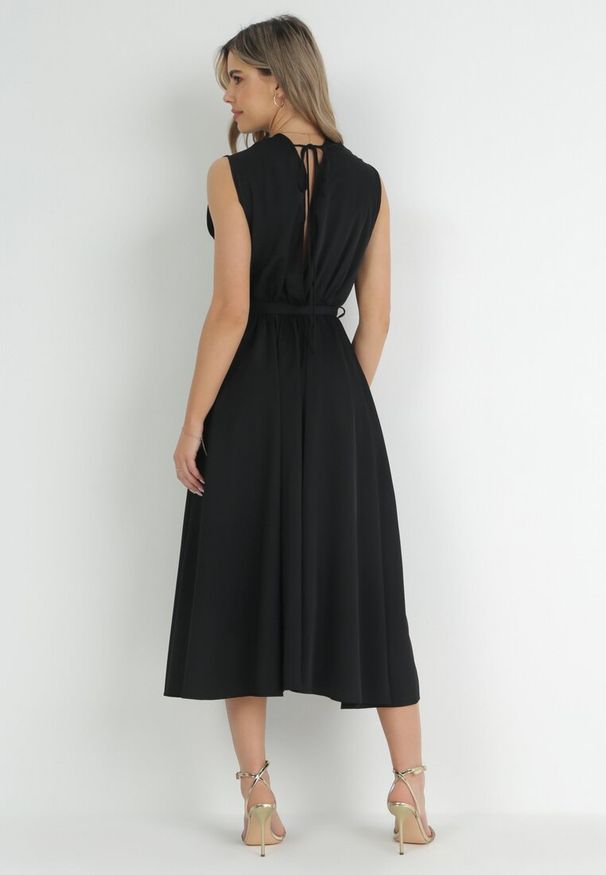 Born2be - Czarna Sukienka Maxi z Materiałowym Paskiem i Kopertowym Dekoltem Istilla. Okazja: na wesele, na co dzień, na ślub cywilny. Typ kołnierza: dekolt kopertowy. Kolor: czarny. Materiał: materiał. Typ sukienki: kopertowe. Styl: casual. Długość: maxi