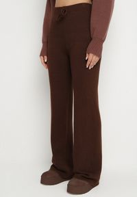 Born2be - Brązowe Ocieplane Spodnie Dzianinowe o Szerokim Kroju Miorea. Okazja: na spacer. Kolor: brązowy. Materiał: dzianina #1