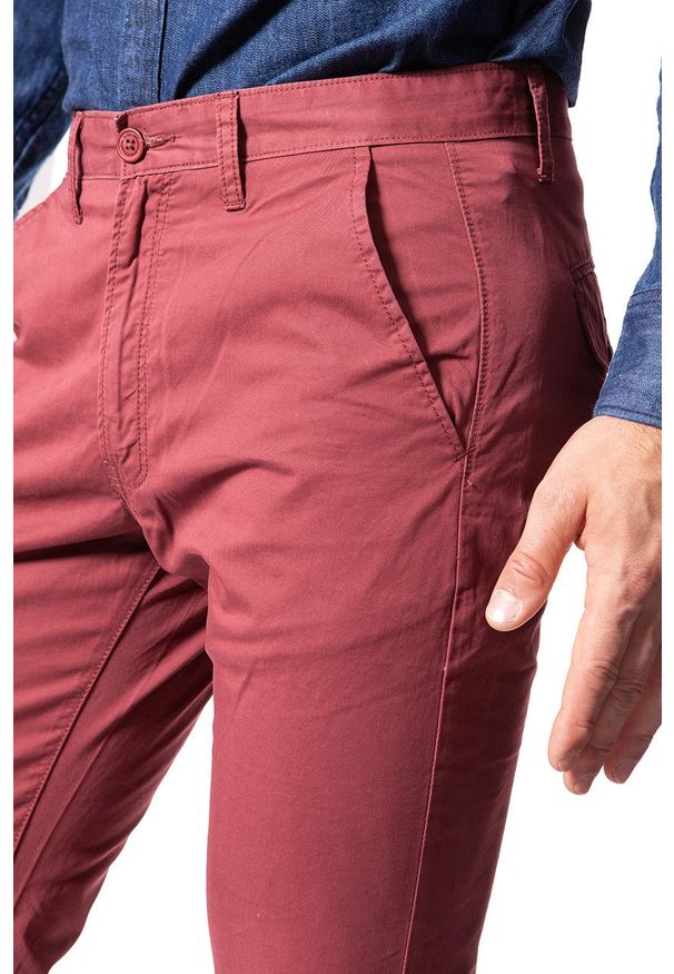 Lee - LEE SPODNIE MĘSKIE CHINO OXBLOOD L768FT58. Materiał: jeans, materiał. Styl: wizytowy, klasyczny, elegancki