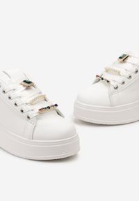Renee - Biało-Czarne Sneakersy na Platformie z Biżuteryjnymi Zawieszkami na Sznurówkach Faeleen. Kolor: biały. Wzór: aplikacja. Obcas: na platformie
