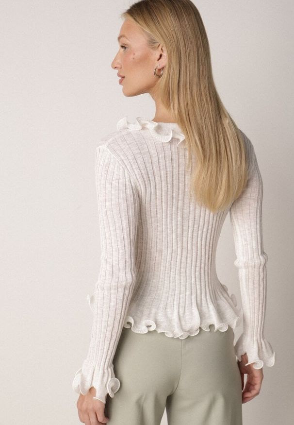 Born2be - Biała Prążkowana Bluzka z Wiskozą Ozdobiona Falbanami Pronasia. Okazja: na co dzień. Kolor: biały. Materiał: prążkowany, wiskoza. Wzór: aplikacja. Styl: casual, elegancki, klasyczny