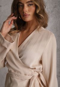 Renee - Beżowa Wiskozowa Bluzka z Kopertowym Dekoltem i Wiązaniem z Boku Velarila. Typ kołnierza: dekolt kopertowy. Kolor: beżowy. Materiał: wiskoza #4