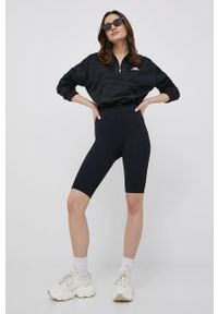 New Balance kurtka WJ21501BK damska kolor czarny przejściowa oversize. Okazja: na co dzień. Kolor: czarny. Materiał: bawełna, materiał. Długość: krótkie. Wzór: gładki. Styl: casual