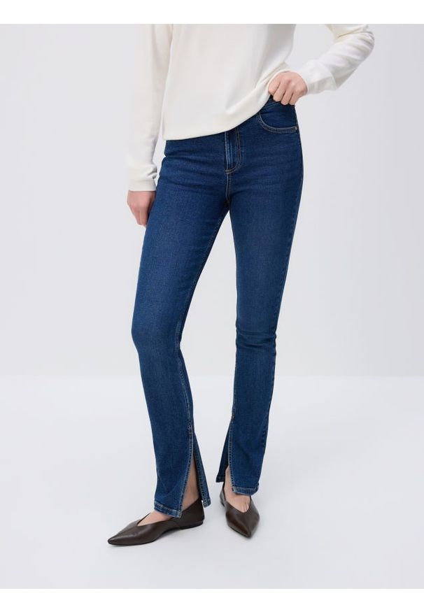 Reserved - Jeansy slim fit z rozcięciem - granatowy. Kolor: niebieski